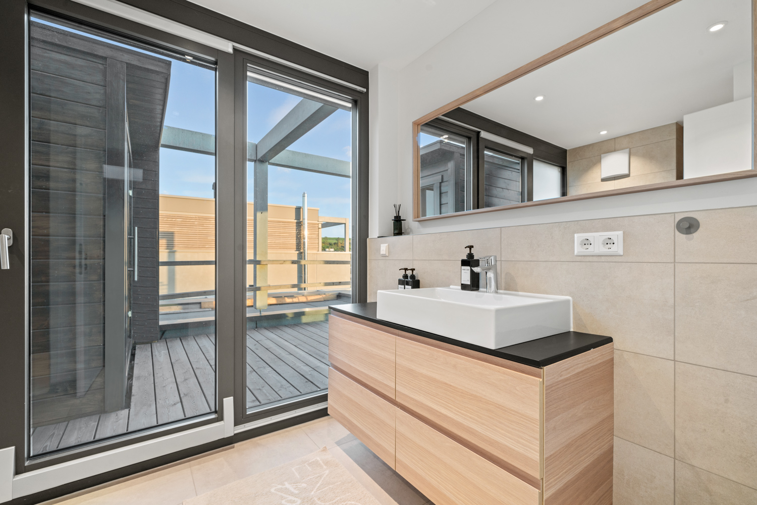 Helles Badezimmer mit großem Fenster zur Dachterrasse