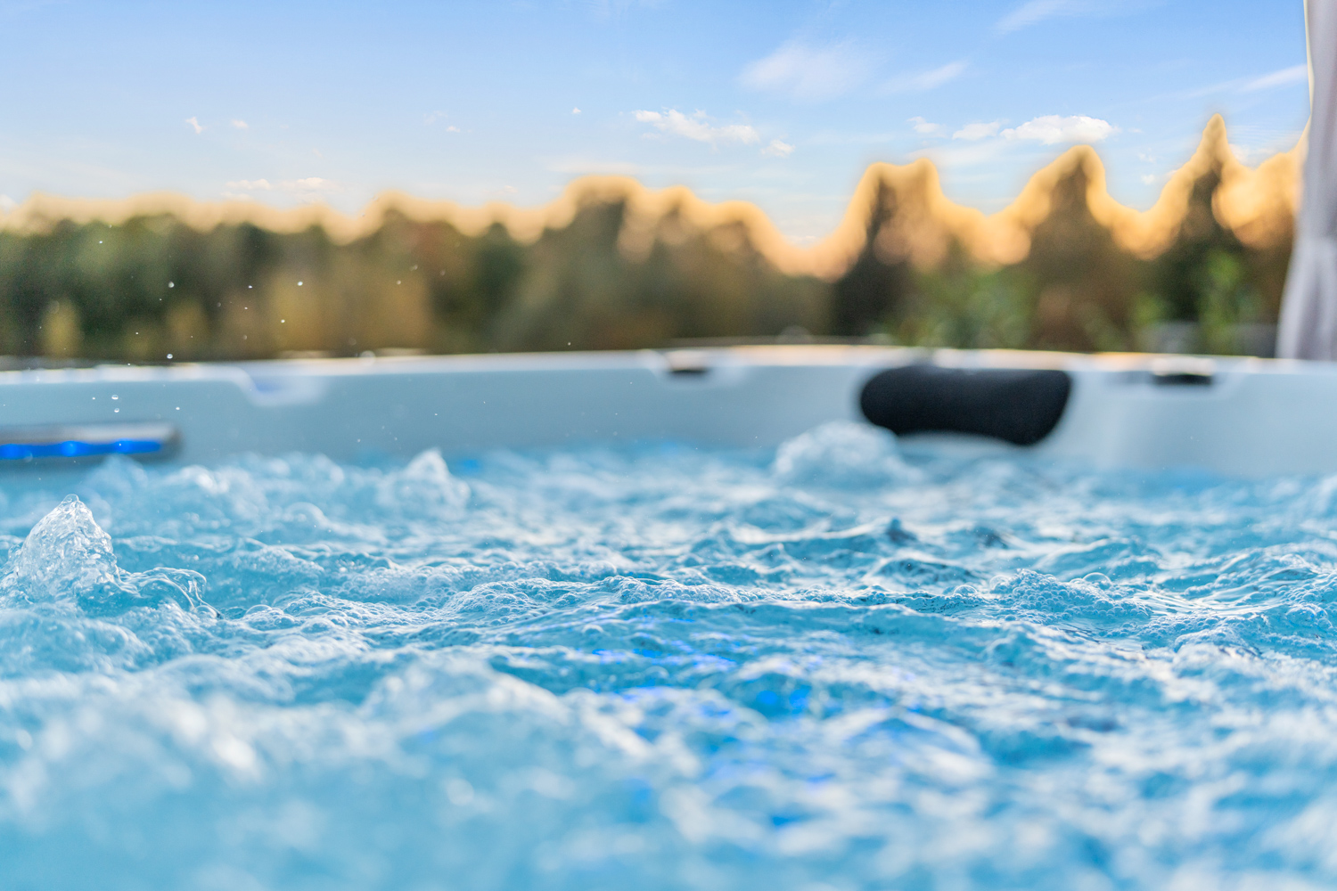 Sprudelndes Wasser im Whirlpool im warmen Abendlicht