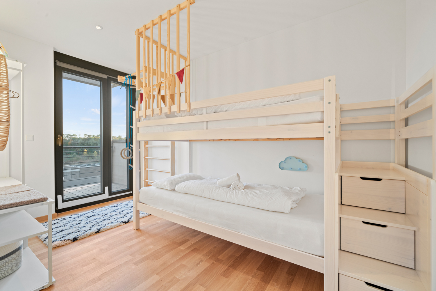 Kinderzimmer im OG mit Stockbett und Kletterwand